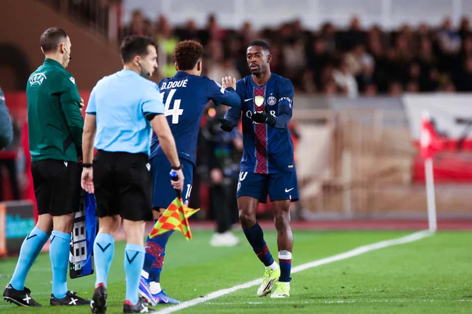 Dembélé saindo e Doué entrando, no duelo entre PSG e Monaco (Foto: Valery Hache/AFP)