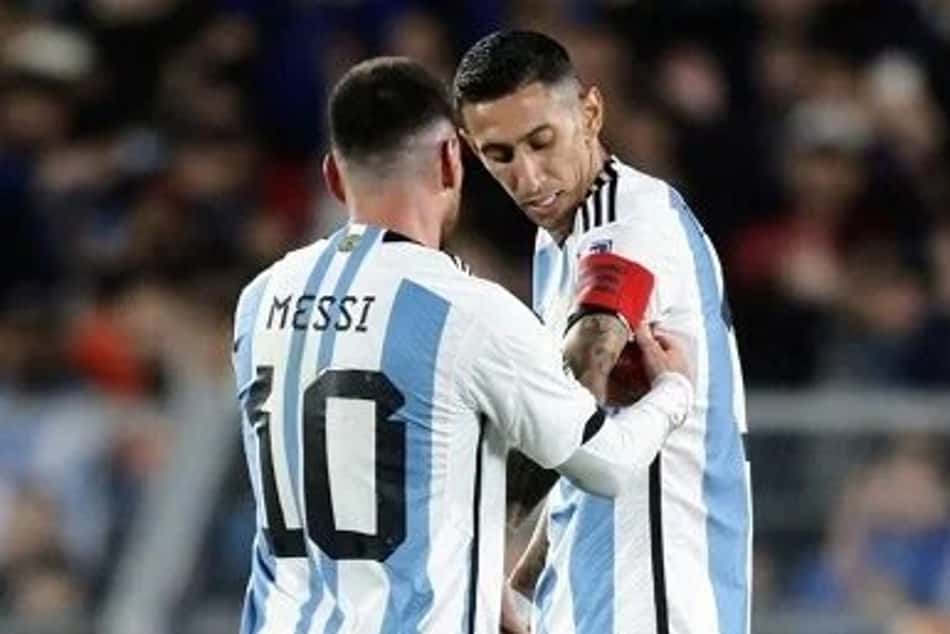 Messi passando a braçadeira de capitão para Di MAría na Seleção da Argentina