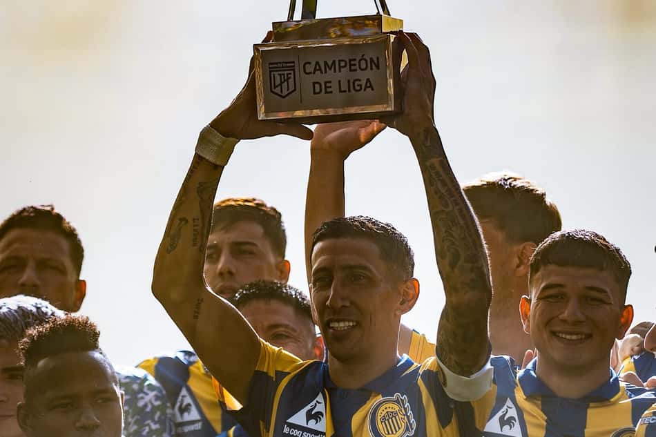 Di María levanta o troféu de campeão argentino (Foto: Divulgação / Rosário Central)