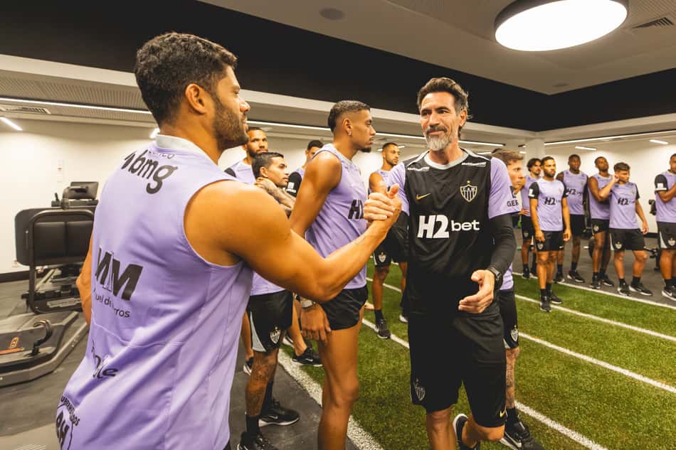 Domínguez com os jogadores do Atlético em primeiro treinamento (Foto: Pedro Souza / Atlético)