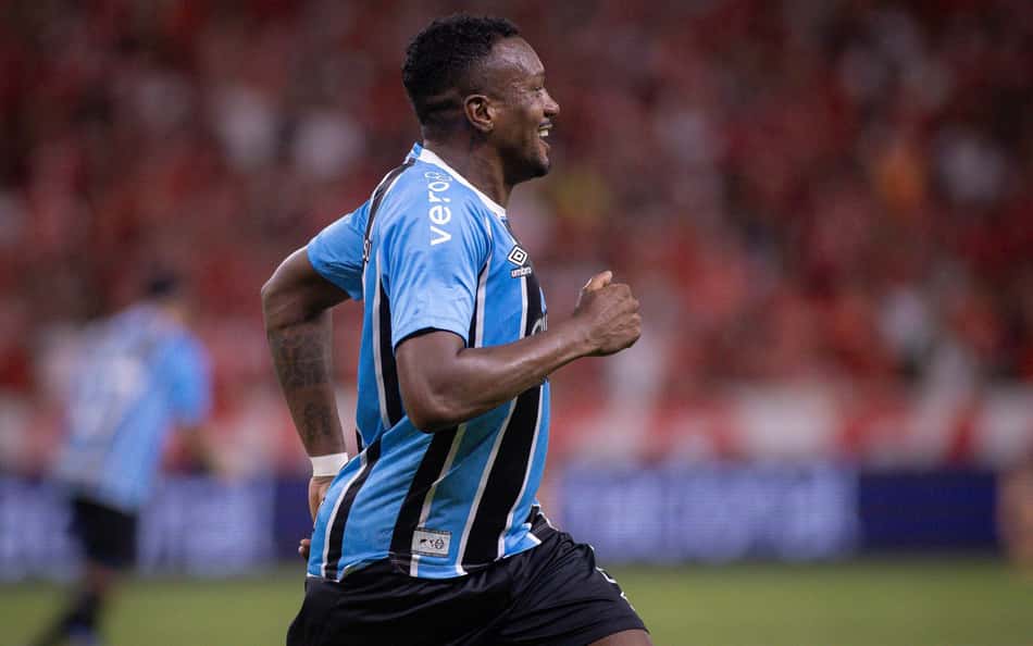 Botafogo negocia contratação de Edenilson, do Grêmio