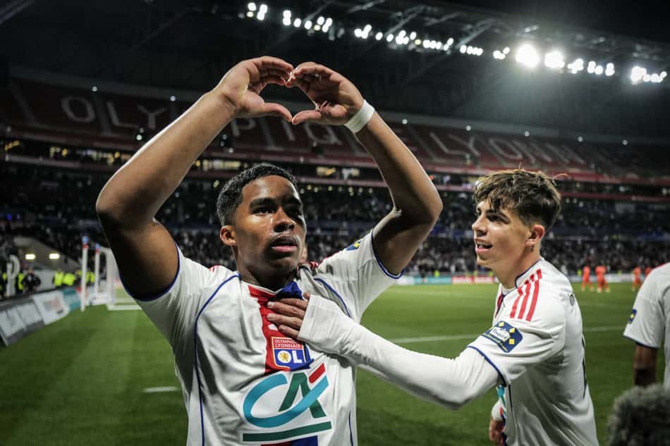 Endrick celebra gol marcado pelo Lyon sobre o Laval, na Copa da França