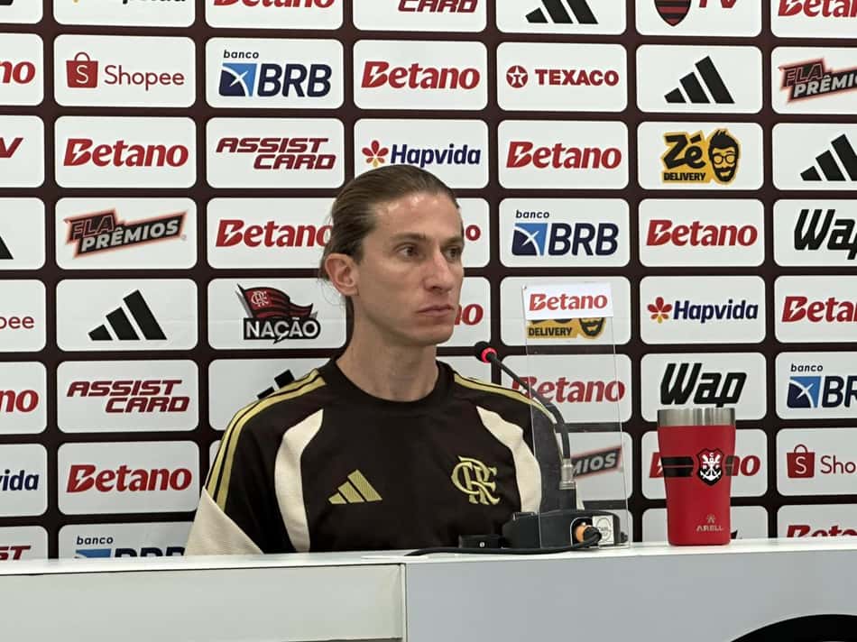 Filipe Luís durante coletiva de imprensa no Estádio Nilton Santos (Foto: Lucas Bayer/Lance!)