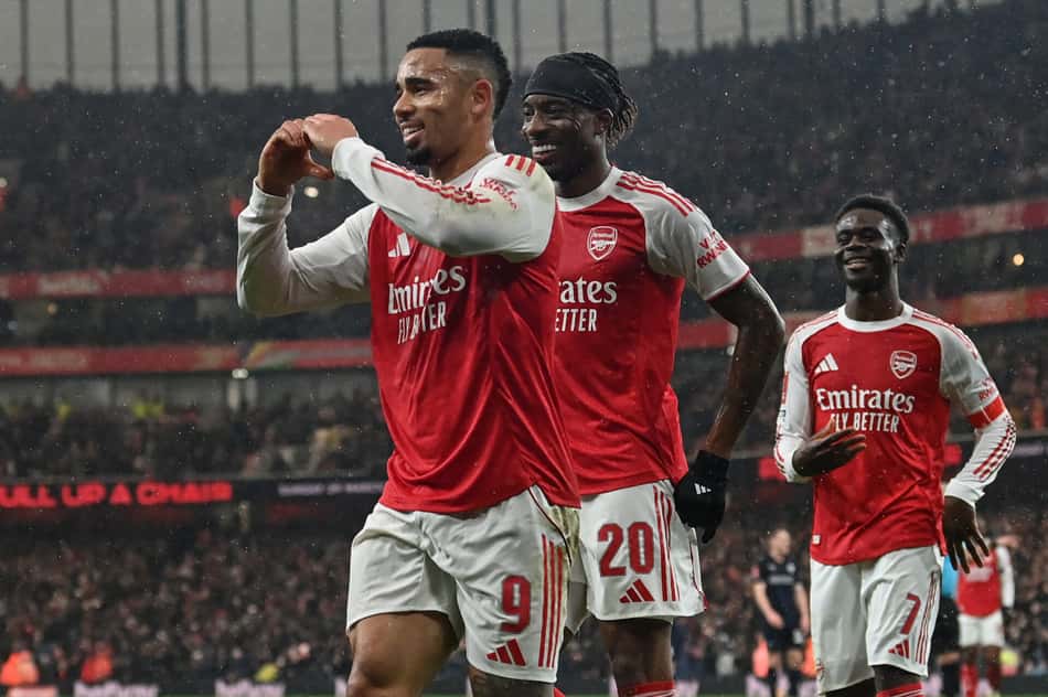 Gabriel Jesus comemora gol com a camisa do Arsenal cercado por companheiros