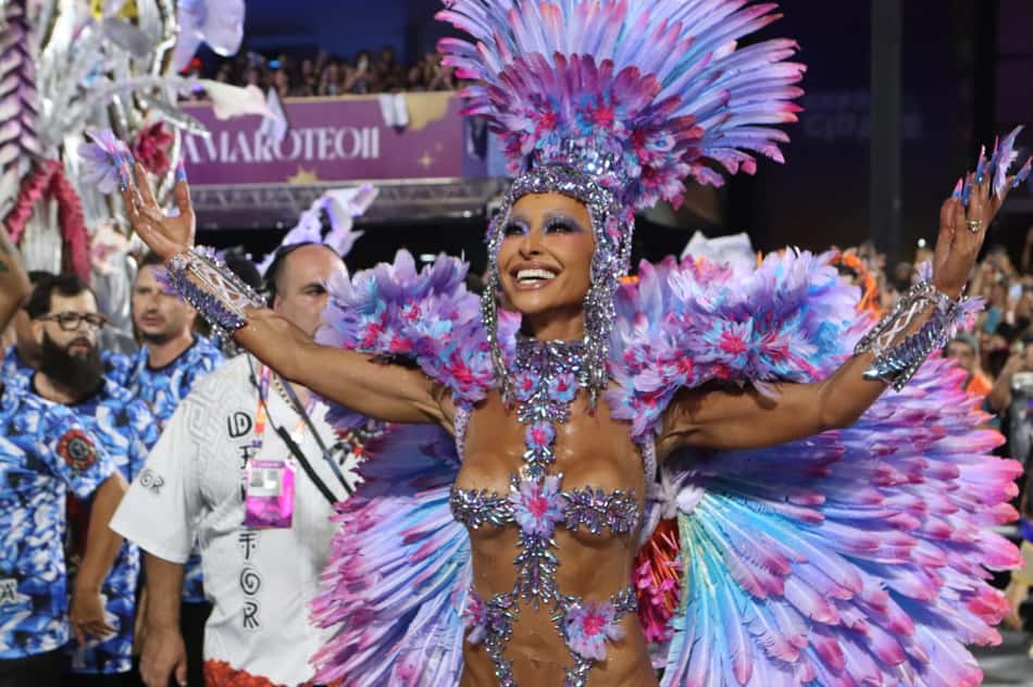 Sabrina Sato desfila pela Gaviões da Fiel (Foto: Woody Henrique /Liga-SP)