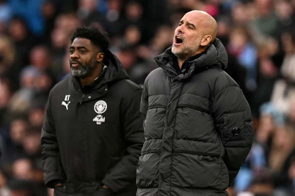 Guardiola e Touré durante jogo entre Manchester City e Salford City