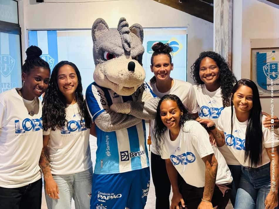 Jogadoras do Paysandu com o Lobo, mascote bicolor. (Foto: Paysandu/Divulgação)