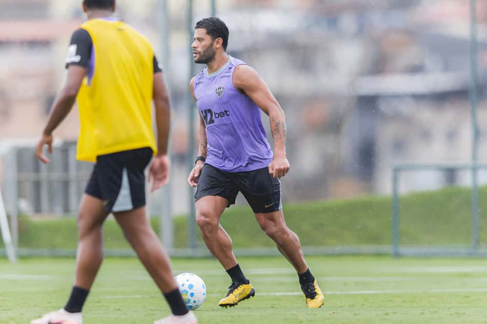 Hulk em treinamento na Cidade do Galo nesta segunda (Foto: Pedro Souza / Atlético)