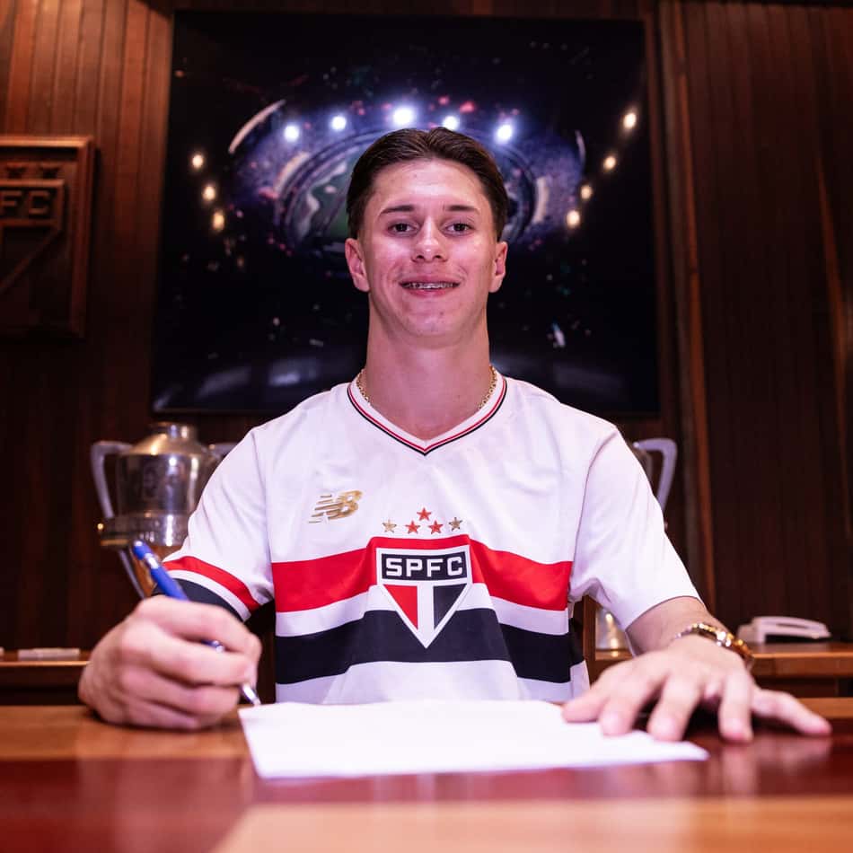 Nicco assinando contrato com o São Paulo