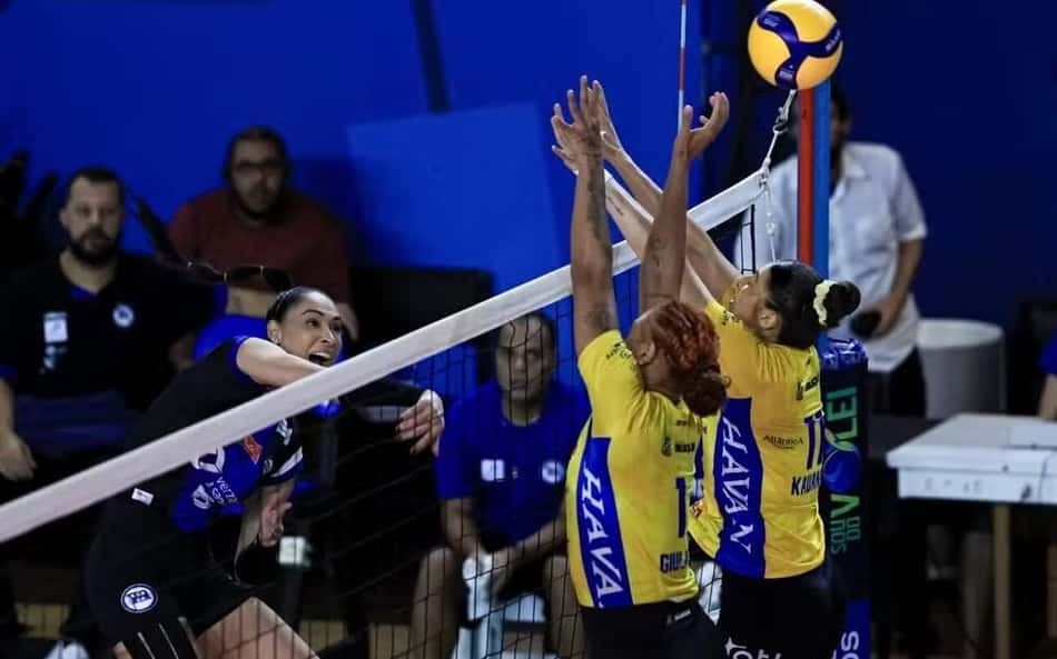 Jaqueline sente desconforto na panturrilha e abandona jogo na Superliga B