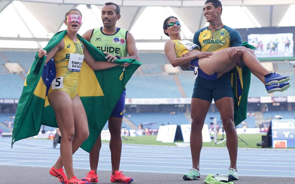 Jerusa Geber e Thalita Simplício comemorando medalhas nos 200m T11 (Foto: Cris Mattos/CPB)