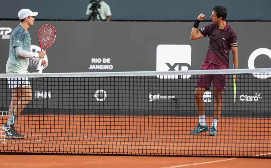 João Fonseca e Marcelo Melo vencem em estreia no Rio Open e avançam nas duplas