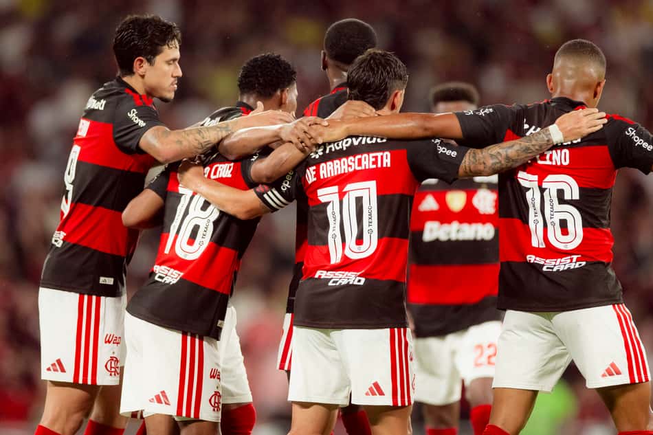 Jogadores do Flamengo abraçados em jogo contra o Madureira, pelo Campeonato Carioca
