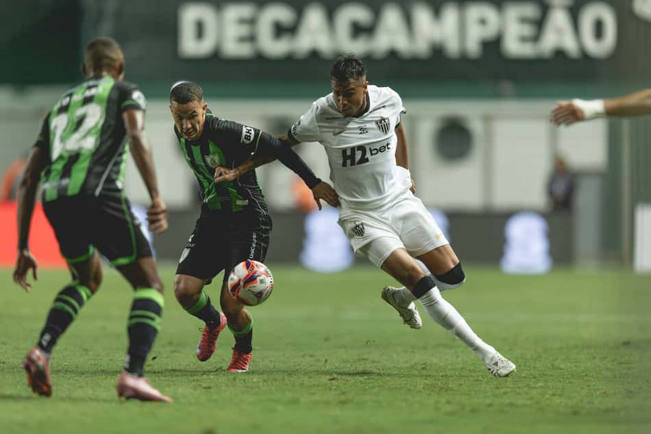 Jogadores de Atlético e América disputam bola em clássico (Foto: Pedro Souza / Atlético)