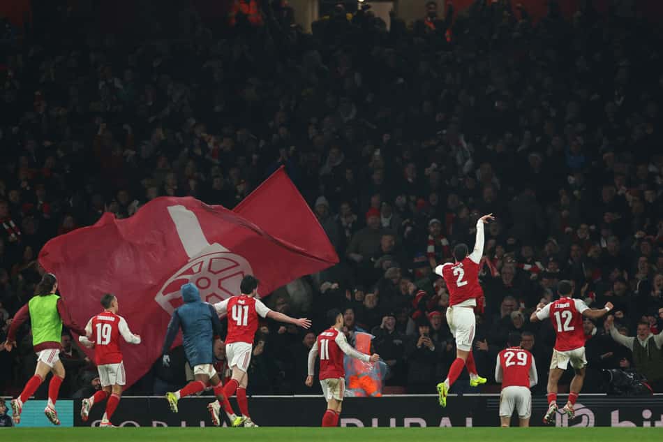 Jogadores do Arsenal comemorando a classificação do Arsenal sobre o Chelsea (Foto: Adrian Dennis/AFP)