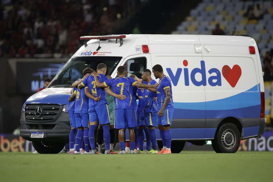 Jogadores do Sampaio Corrêa reunidos após Alexandre ter uma convulsão contra o Flamengo, no Campeonato Carioca