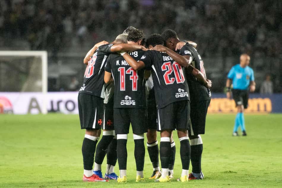 Vasco tropeça diante da Chapecoense em São Januário (Foto: DELMIRO DOS SANTOS JUNIOR/Mochila Press/Gazeta Press)