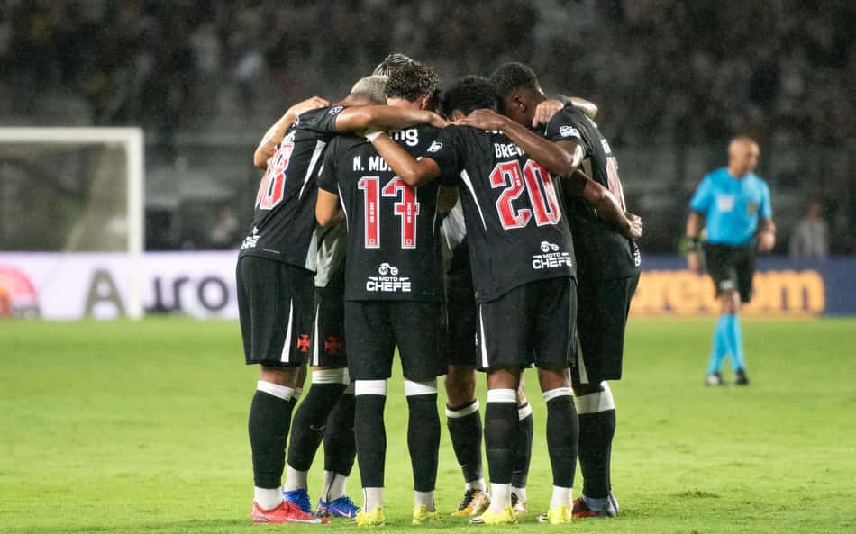 Vasco conta com 'ajuda' do Flamengo e se classifica no Carioca