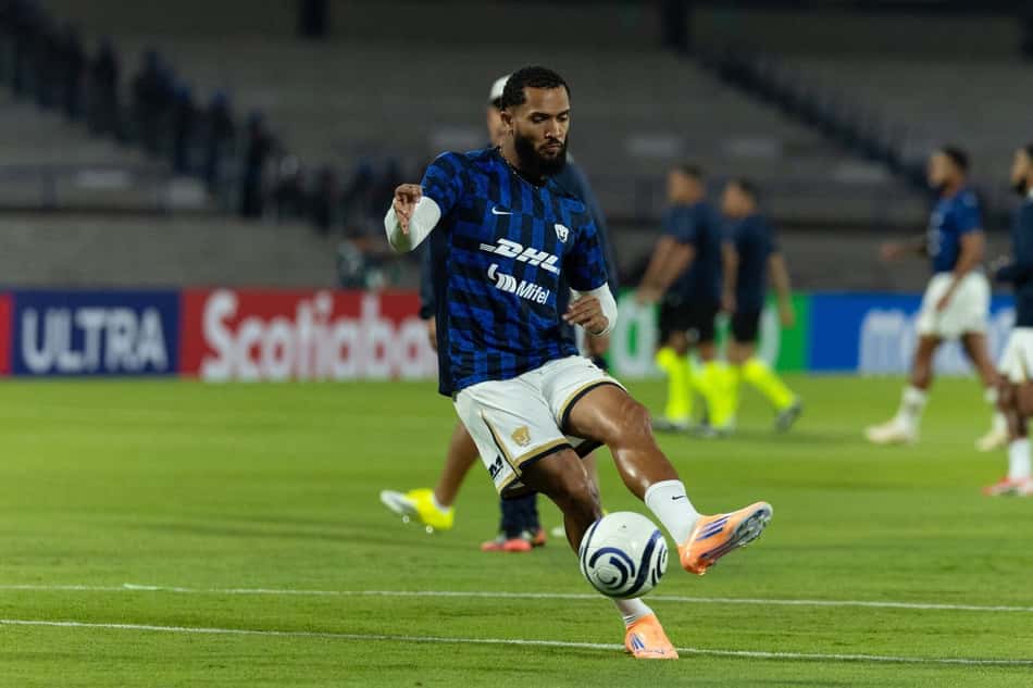 Juninho durante aquecimento do Pumas, do México
