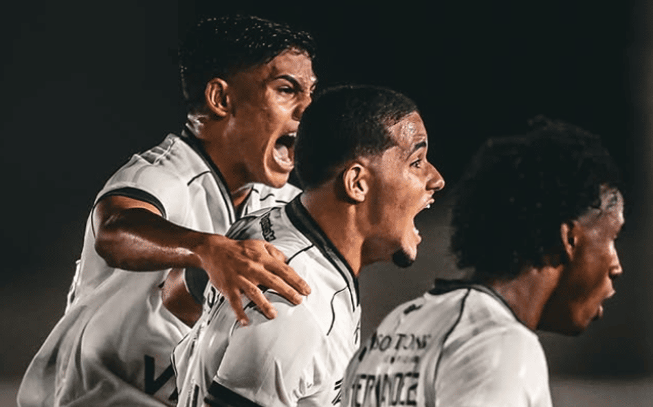 Justino comemora o gol marcado com companheiros (Foto: Vitor Silva/Botafogo)