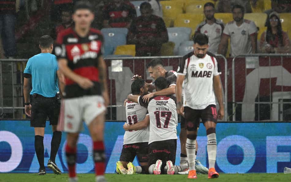 Rossi ou Ayrton Lucas? Ex-Flamengo elege maior culpado em gol do Lanús