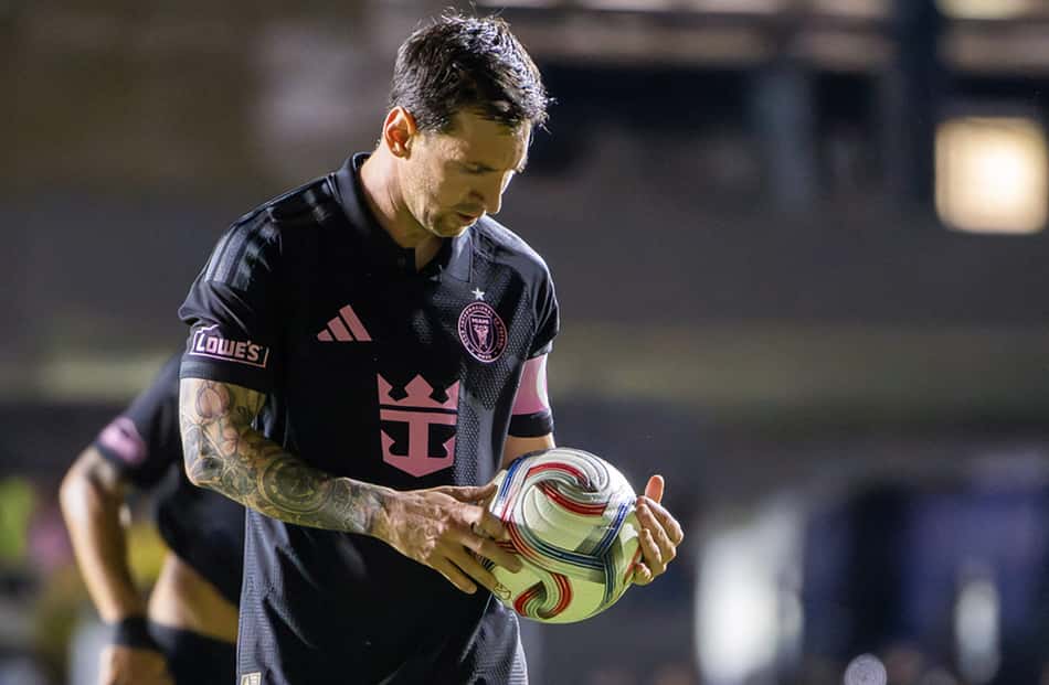 Lionel Messi em ação pelo Inter Miami em amistoso contra o Del Valle, em Porto Rico (Foto: Jaydee Lee SERRANO / AFP)