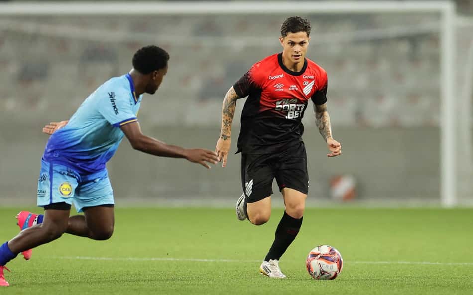 Athletico renova com meia do time de aspirantes