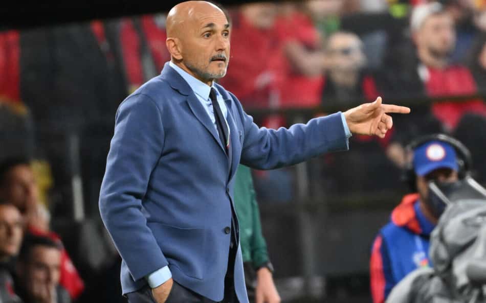 Técnico da Juventus beija ombro de repórter para reclamar do VAR: 'É contato'