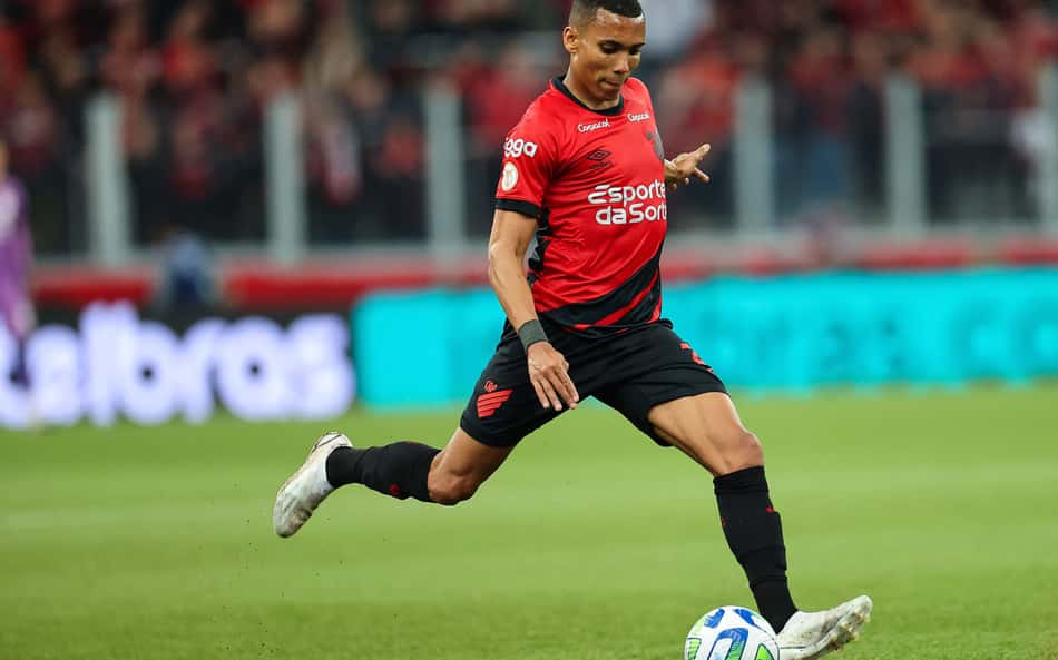 Sem espaço, lateral-direito rescinde com o Athletico