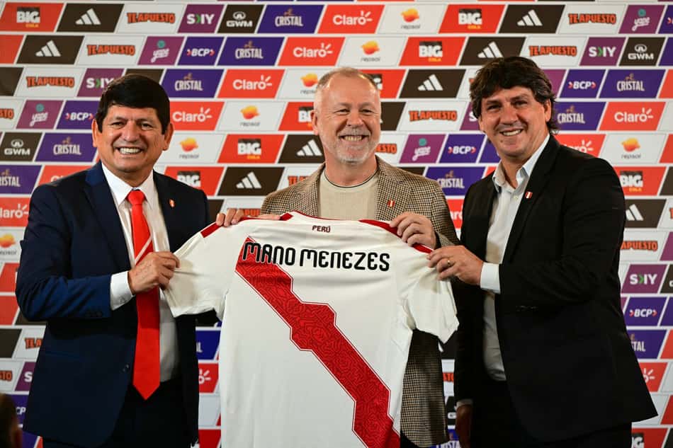 Mano Menezes sendo apresentado como técnico da seleção do Peru