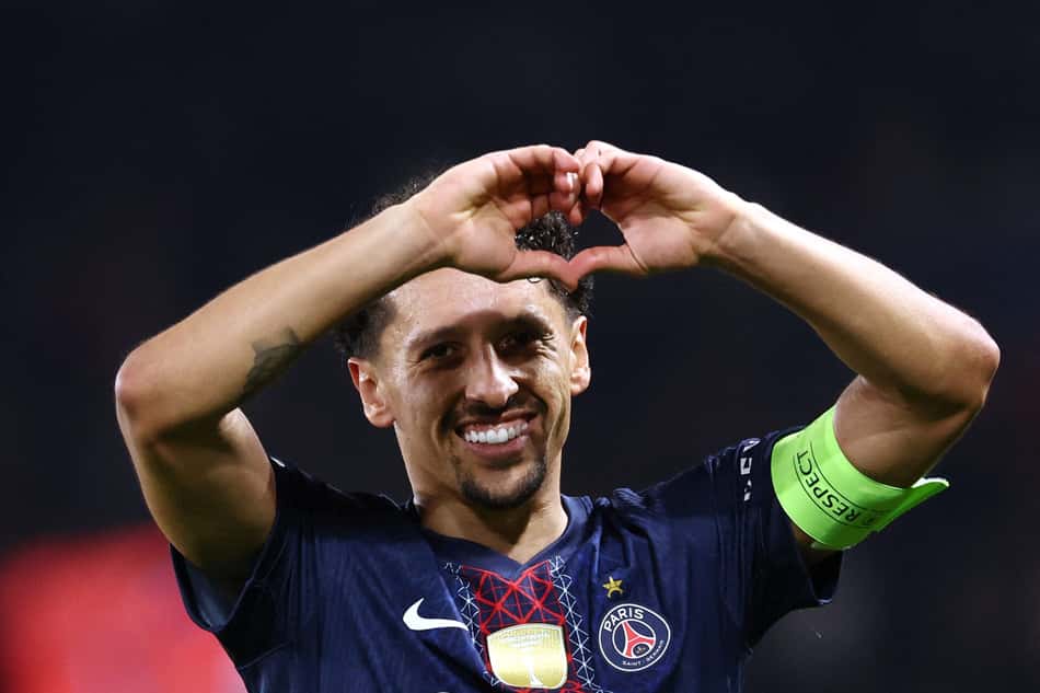 Marquinhos faz gesto de coração para os torcedores do PSG após classificação na Champions League