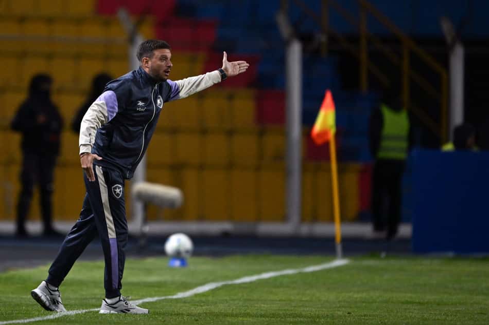 Martín Anselmi é o técnico do Botafogo (Foto: Aiza Raldes/AFP)
