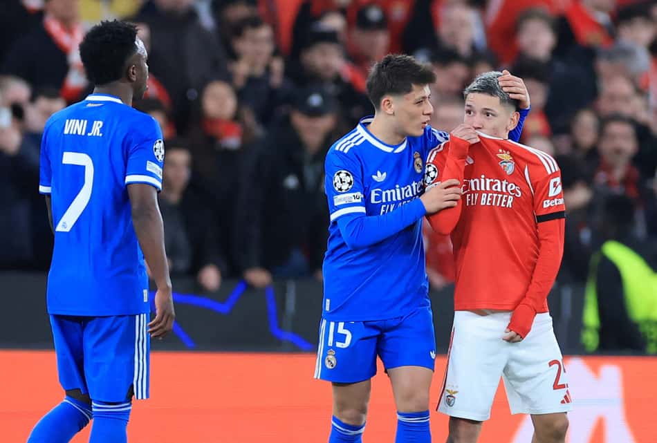 Momento em que Vini Jr acusa Prestianni de ter dito uma injúria racial após tapar a boca com a camisa em Benfica x Real Madrid