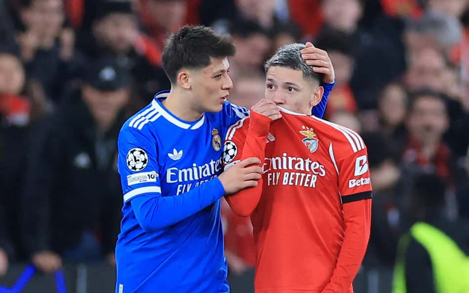 Momento em que Vini Jr acusa Prestianni de ter dito uma injúria racial após tapar a boca com a camisa em Benfica x Real Madrid