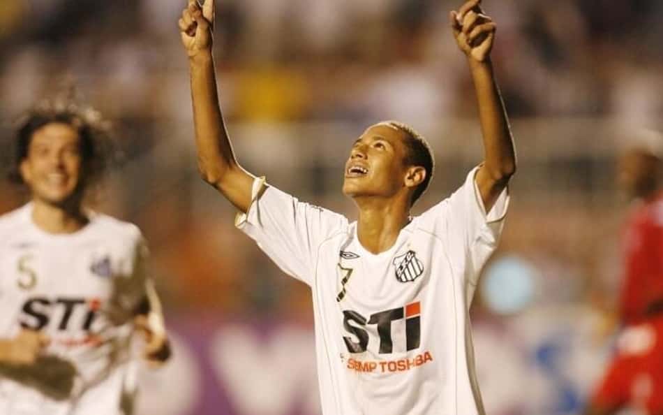 Neymar comemora o primeiro gol como profissional pelo Santos, em 2009, no Pacaembu. (Foto: Divulgação/ Site Neymar Jr.)
