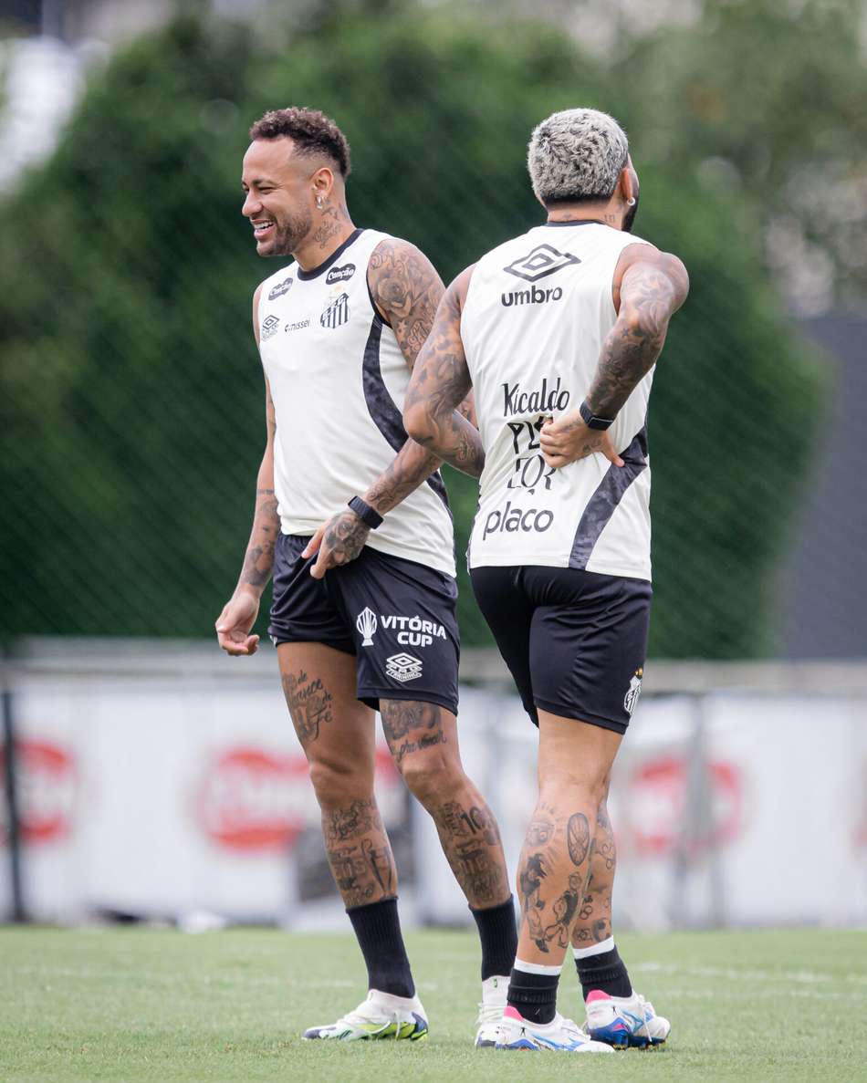 Neymar e Gabigol em treino do Santos antes de jogo contra o Noroeste
