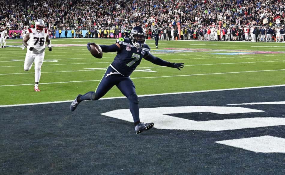 Nwosu entra na endzone para anotar um touchdown pelos Seahawks contra os Patriots, pelo Super Bowl LX