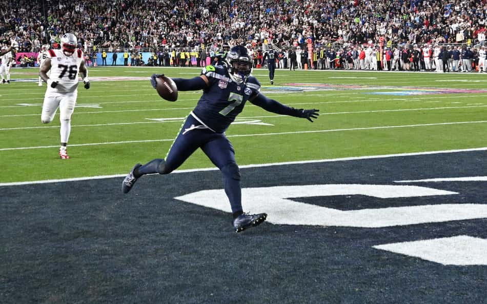 Nwosu entra na endzone para anotar um touchdown pelos Seahawks contra os Patriots, pelo Super Bowl LX