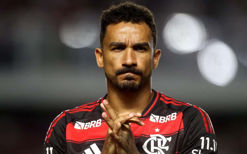 Danilo, do Flamengo, envia água e kits de higiene para vítimas de chuvas em JF
