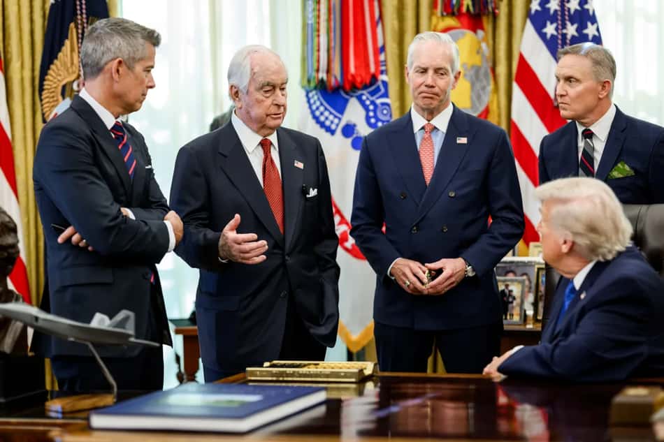 Roger Penske (gravata vermelha) fala com o presidente dos USA sobre a prova de IndyCar Washington, DC, em agosto (Foto: Casa Branca)