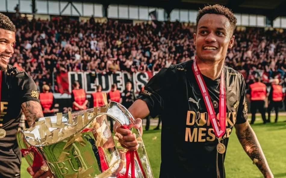 Botafogo negocia a contratação do lateral-esquerdo Paulinho, do Midtjylland