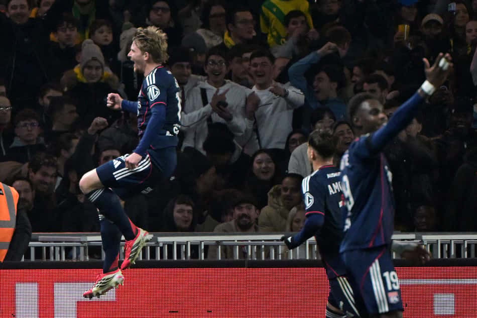 Pavel Sulc comemora gol marcado pelo Lyon sobre o Nantes, pela Ligue 1