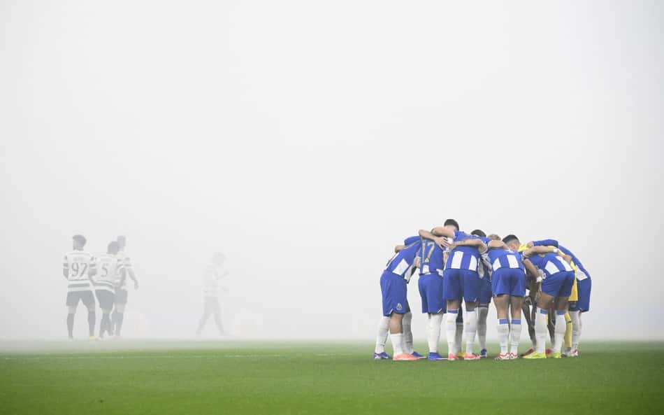 Clássico entre Porto e Sporting é paralisado por fumaça de sinalizadores