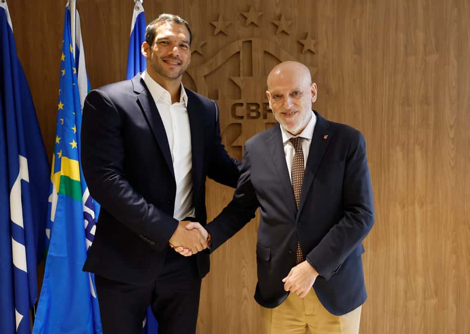 Presidentes da CBF e da La Liga, Samir Xaud e Javier Tebas se cumprimentam em encontro no Brasil