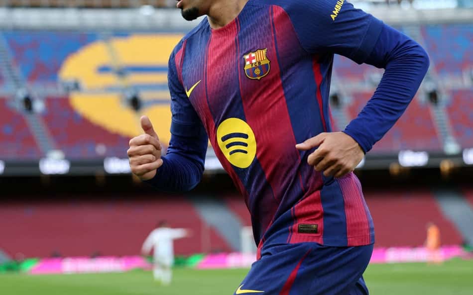 Raphinha em ação no duelo entre Barcelona e Real Oviedo, por La Liga (Foto: Josep LAGO / AFP)