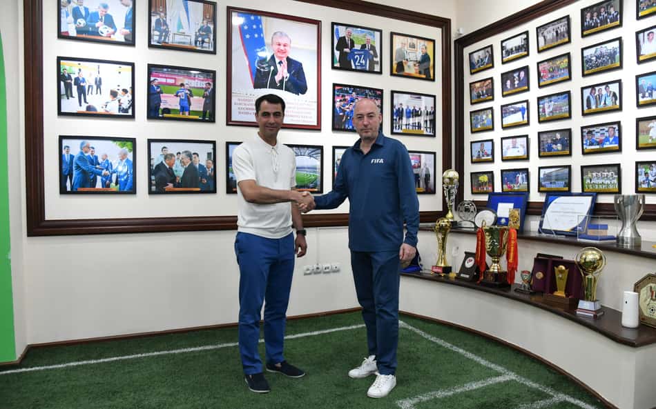 Ravshan Irmatov (à esquerda), primeiro vice-presidente da Associação de Futebol do Uzbequistão, Jaime Yarza, diretor de Torneios da Fifa, durante um encontro de organização da Copa do Mundo de Futsal 2024 (Foto: FIFA/Divulgação).