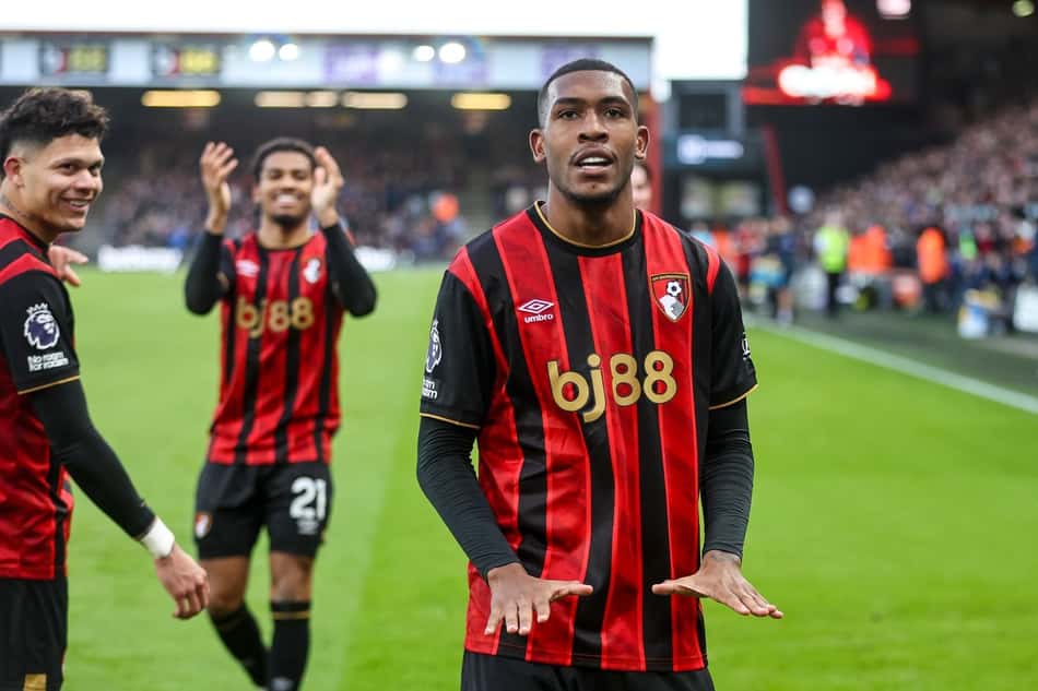 Rayan celebra gol marcado pelo Bournemouth contra o Aston Villa, pela Premier League