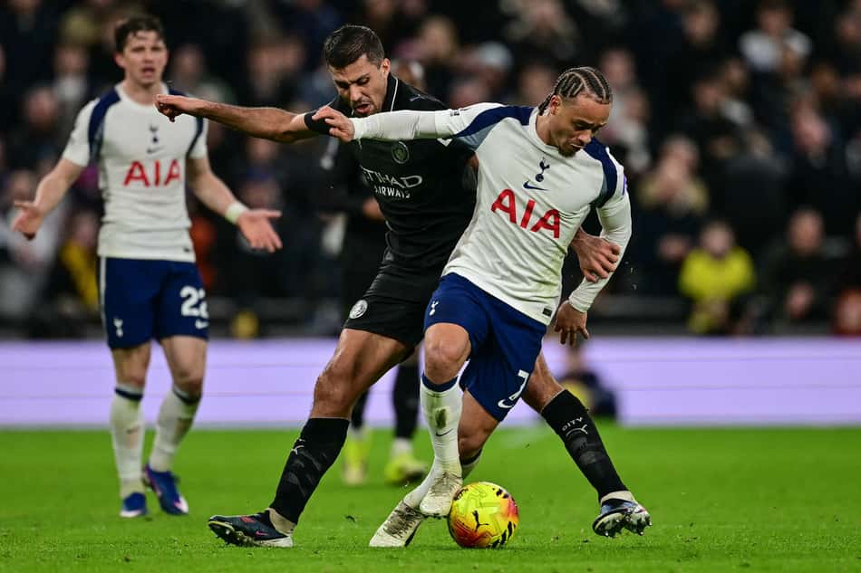 Xavi Simons em ação no duelo entre Manchester City e Tottenham (Foto: Ben STANSALL / AFP)