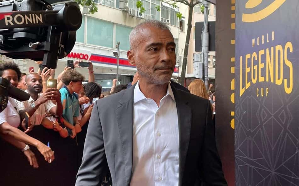 Romário celebra volta aos gramados em torneio de lendas: 'Fazer o que mais amo'