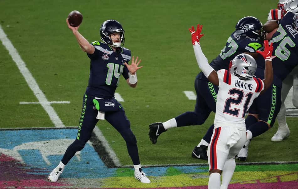 Sam Darnold tenta passe no jogo entre Seahawks e Patriots, pelo Super Bowl LX
